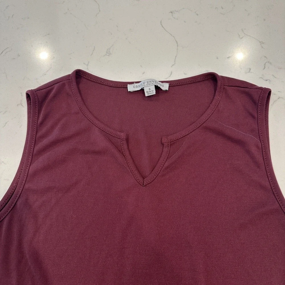 Green Envelope Los Angeles Burgundy Ribbed Split Neck Sleeveless Tank Top Small
